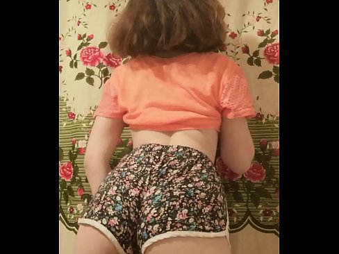 ❤️ Giovane pupa sexy fa uno striptease riprendendo i suoi pantaloncini alla telecamera ️❌ Slutsal it.oldsex.ru ❌❤